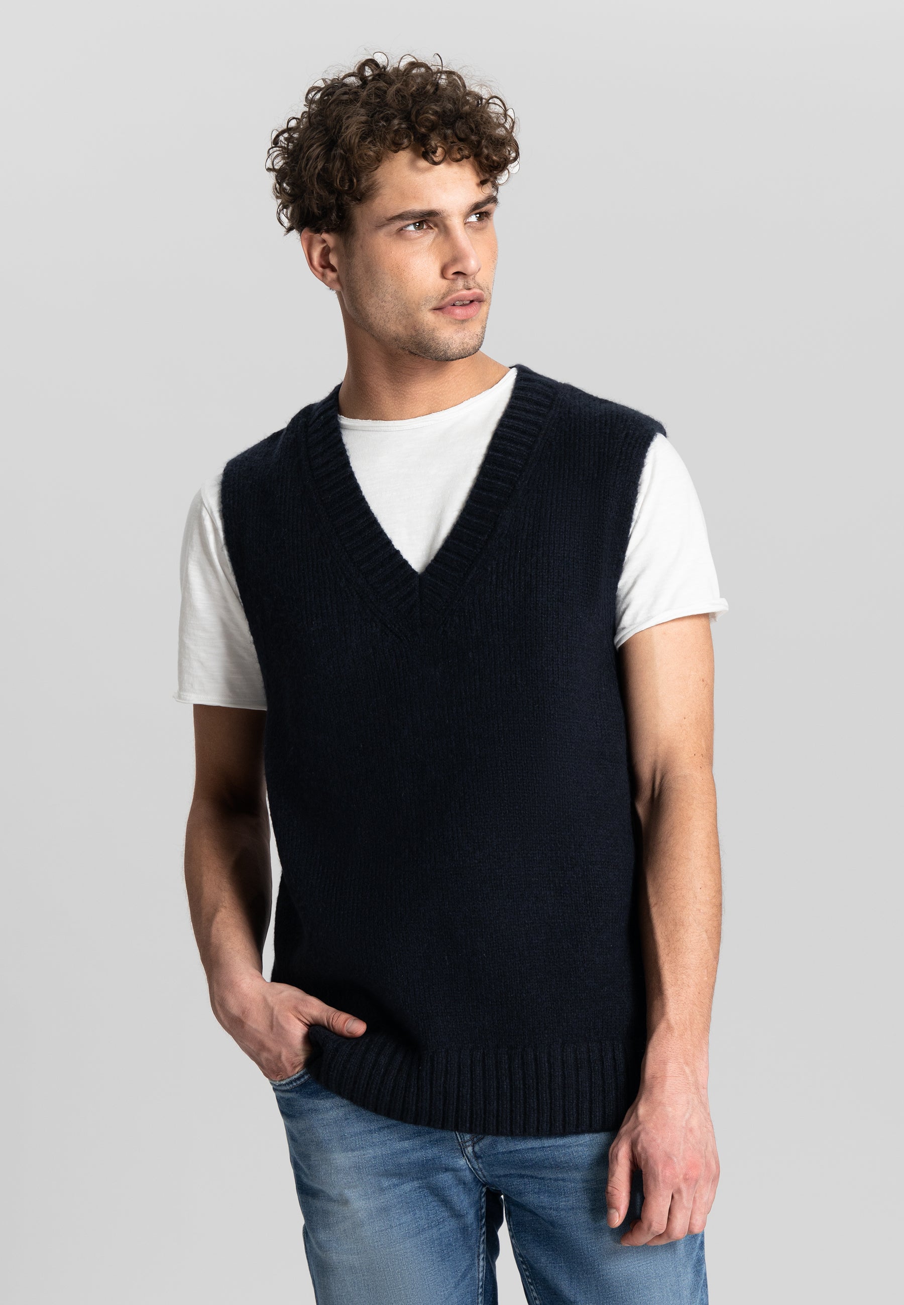 Hugin Vest in Navy by Dstrezzed