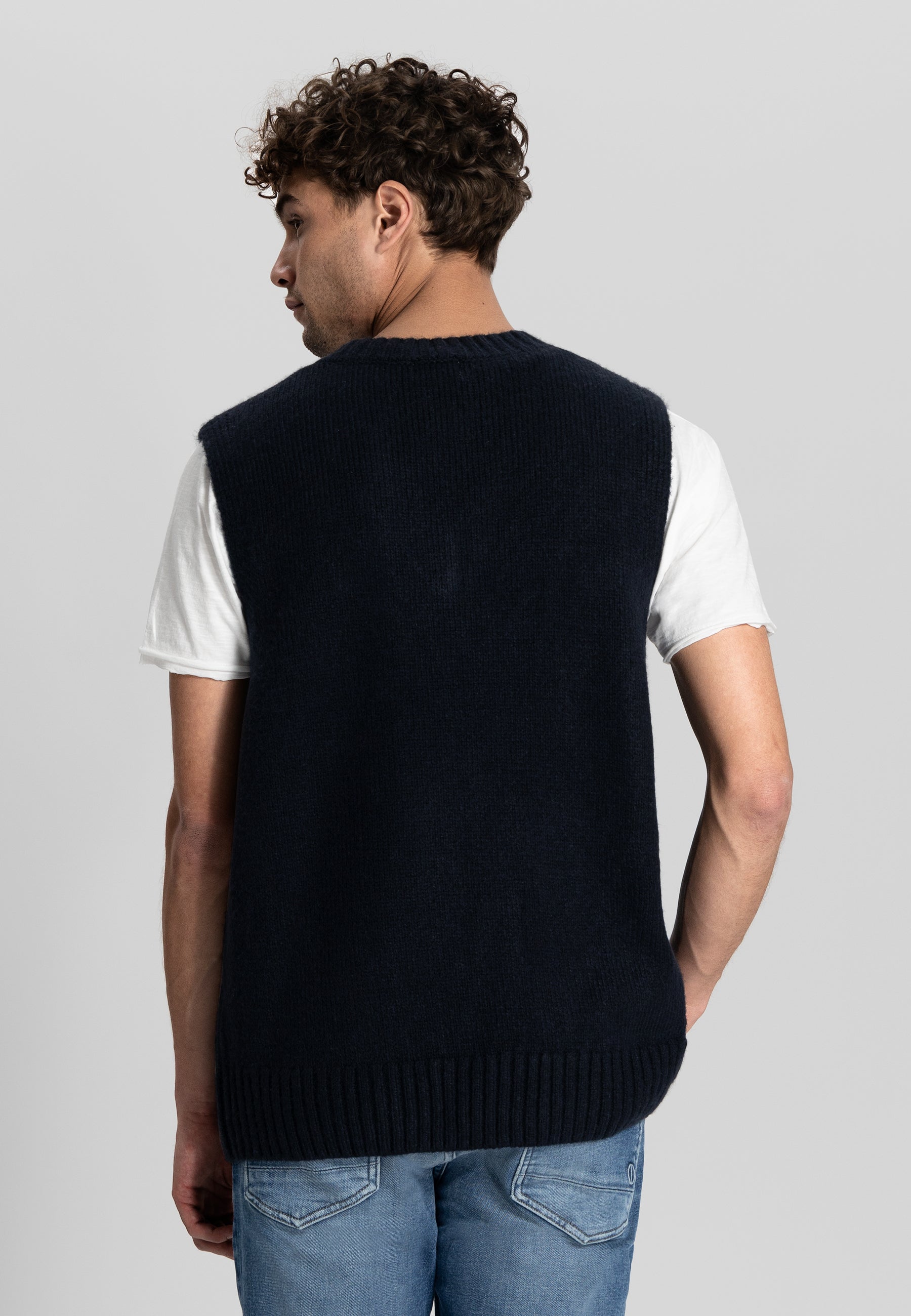 Hugin Vest in Navy by Dstrezzed