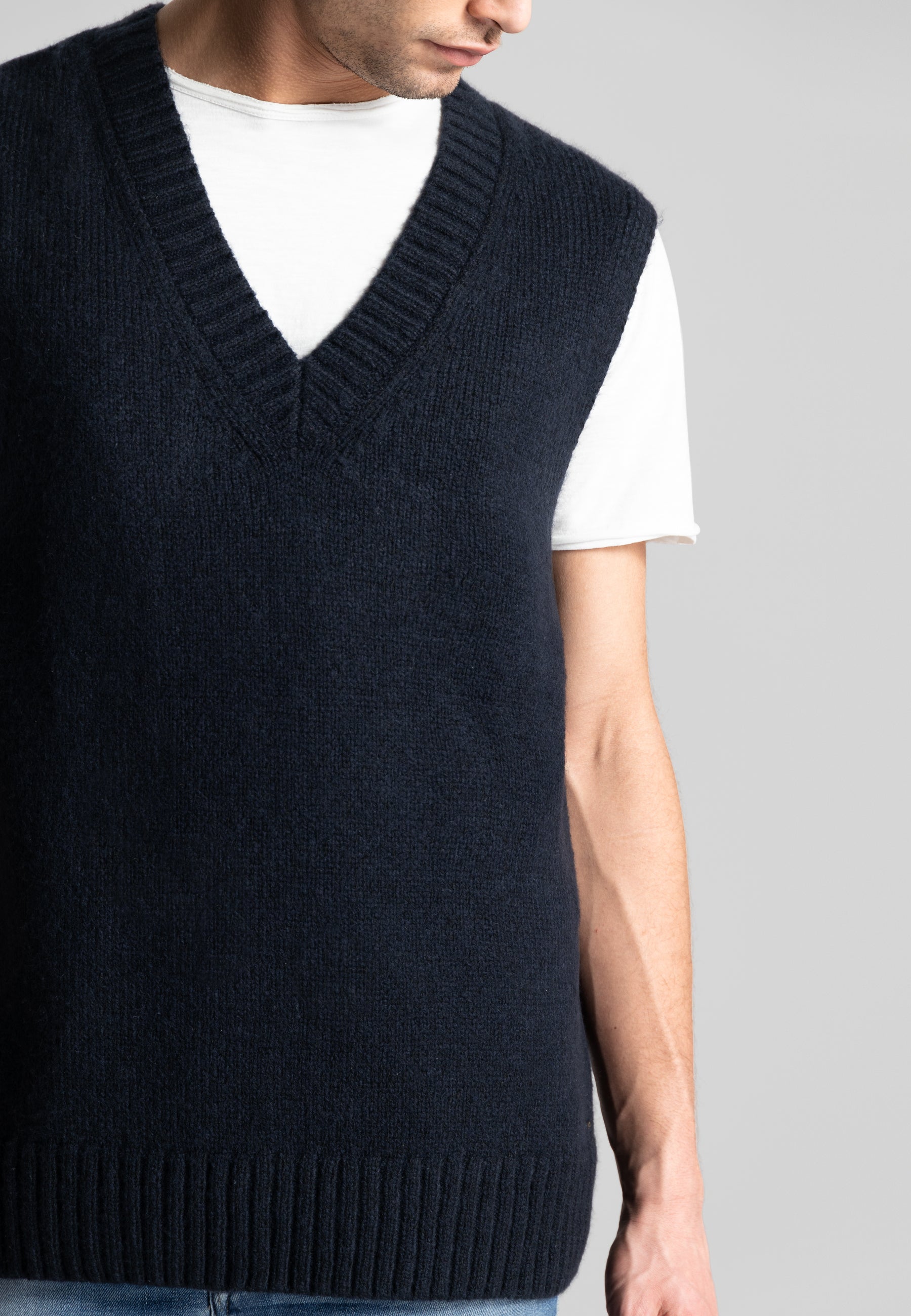Hugin Vest in Navy by Dstrezzed